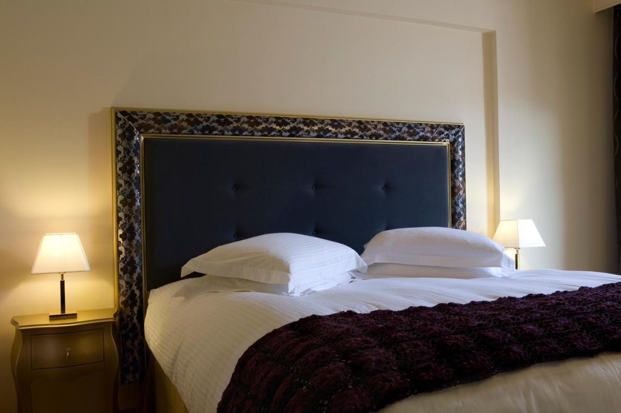 Valis Resort Hotel Volos Exterior photo A bed with a headboard