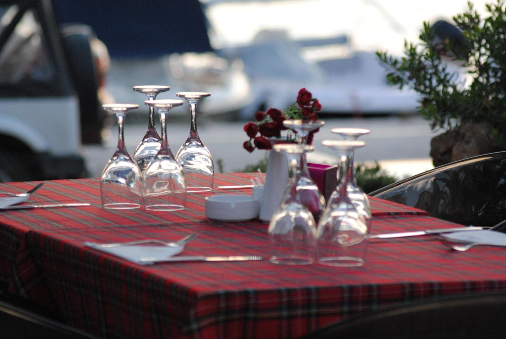 Valis Resort Hotel Volos Exterior photo A restaurant table