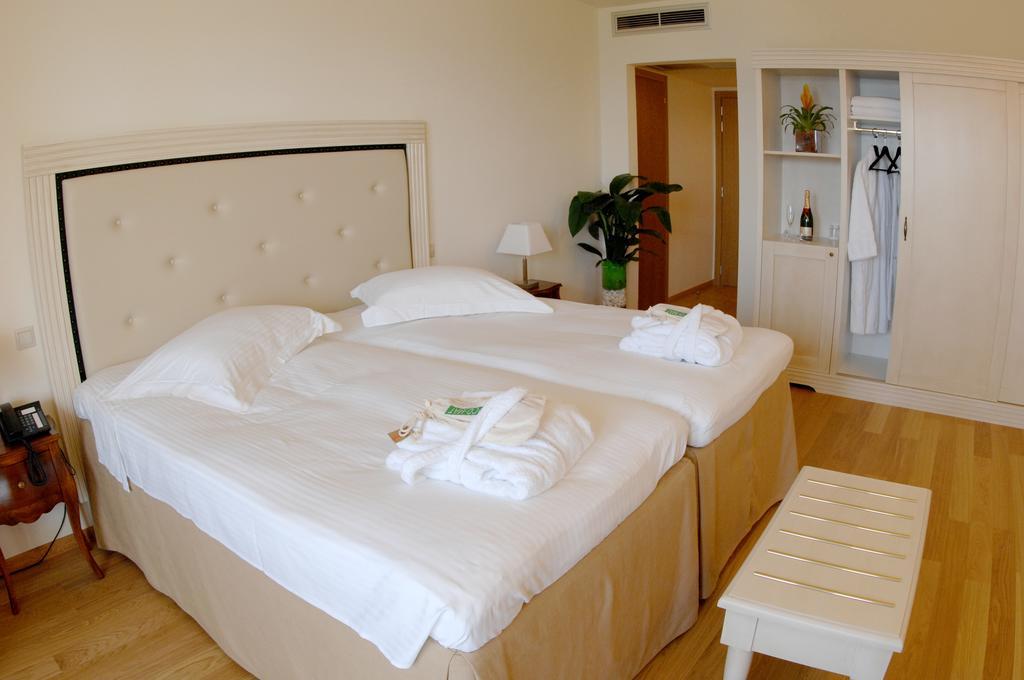 Valis Resort Hotel Volos Exterior photo A room at the hotel